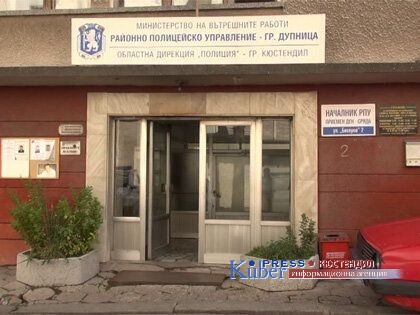 Деца в Дупница изпочупиха училищни прозорци