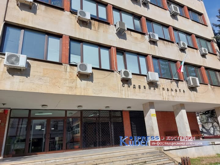   Районен съд Дупница с условна присъда за средна телесна повреда, подсъдимия плаща имуществените вреди