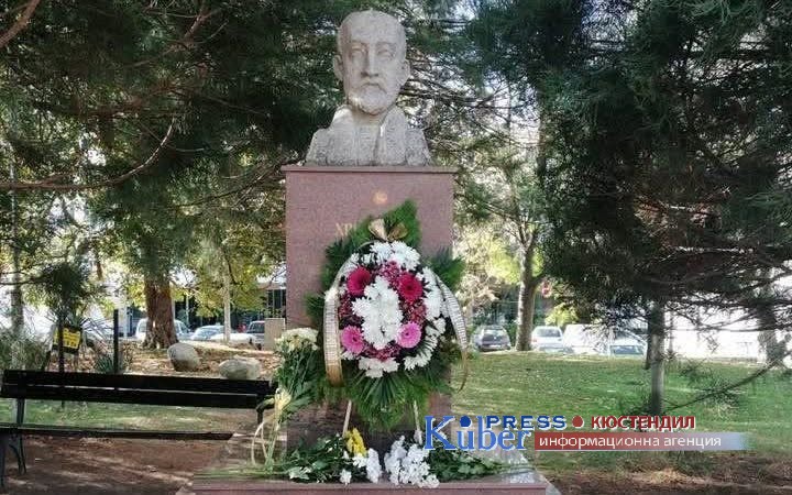 Дупница отбелязва Деня на народните будители с поднасяне на венци и цветя и „Будител на годината“