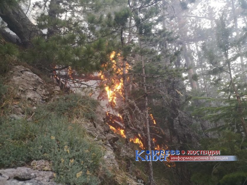 Продължава доугасяването на пожара  в с. Побит камък 