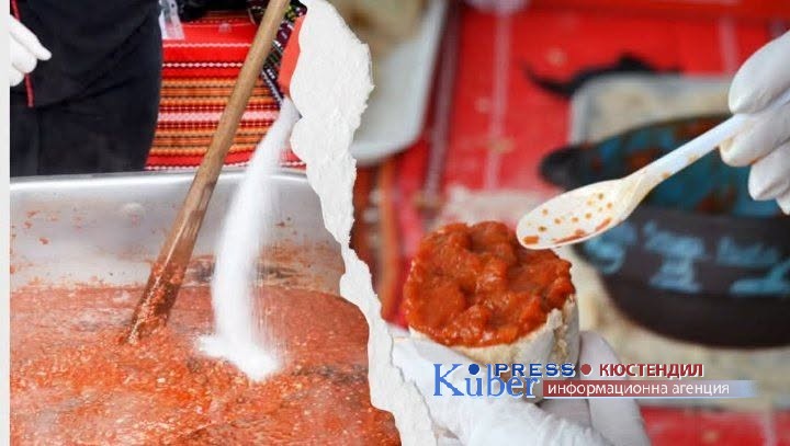 Младежки център Кюстендил приготвя младежка лютеница на „Празник на плодородието“