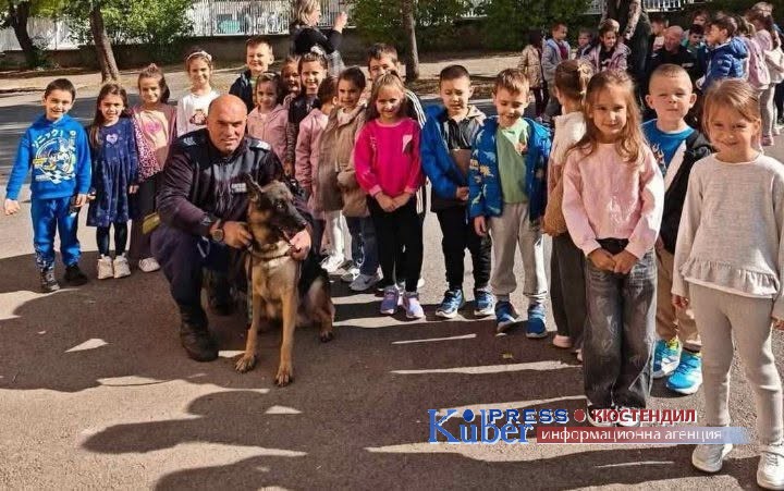 Полицаи гостуваха на децата от филиал „Зорница“ на ДГ „Първи юни“ в Кюстендил