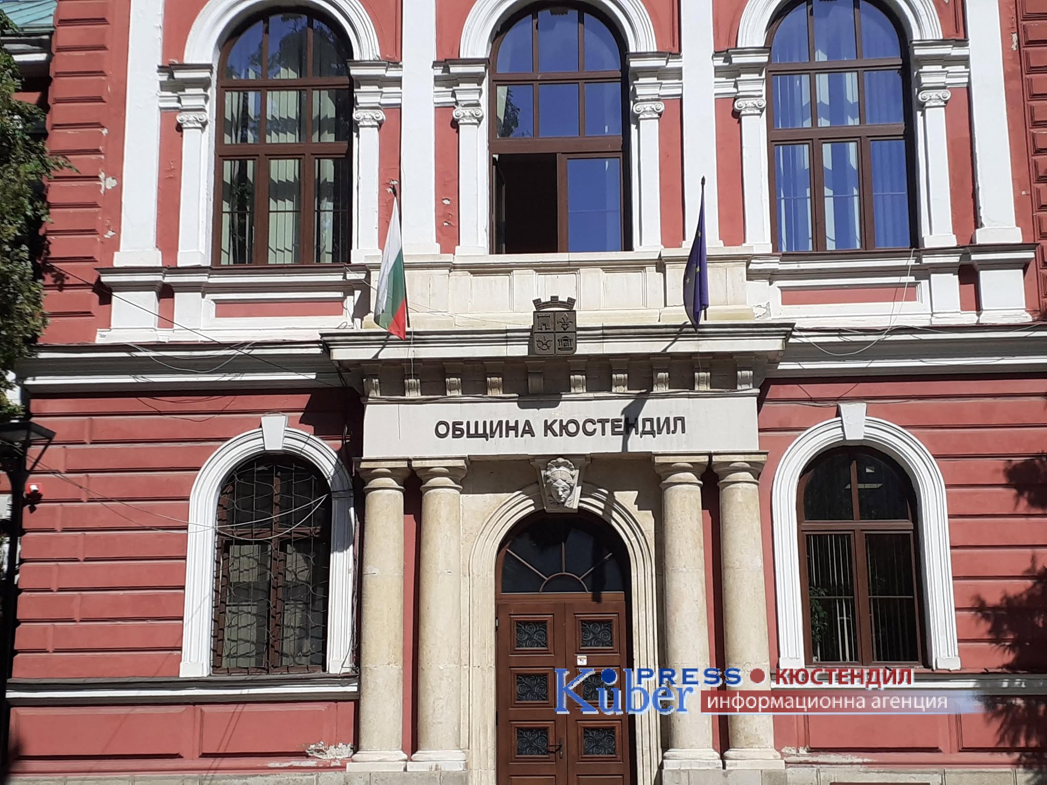 В Община Кюстендил пръскат срещу бълхи и кърлежи на тревните площи